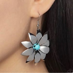 Pretty pair of Silver & Turquoise Flower Earrings  NEW